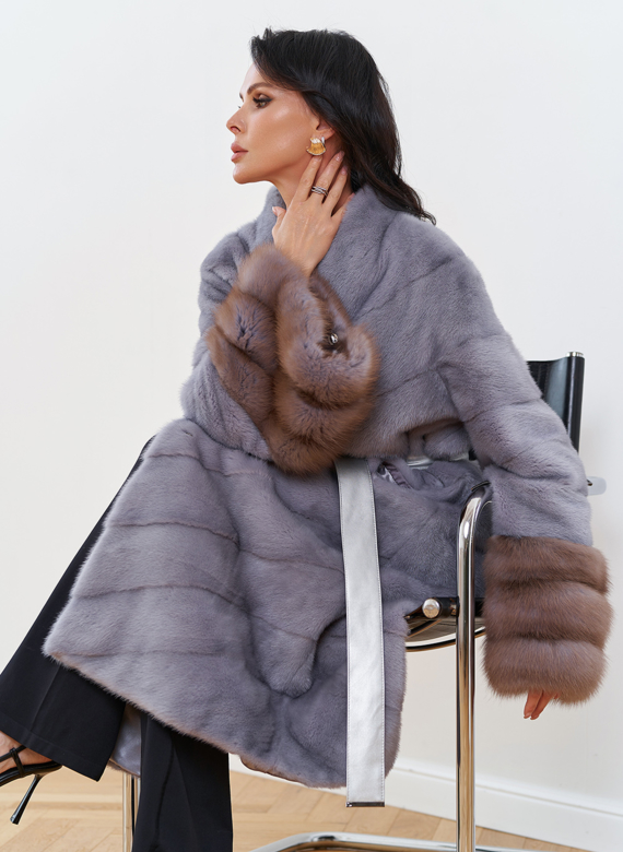 Женская шуба из меха норки с отделкой из меха куницы