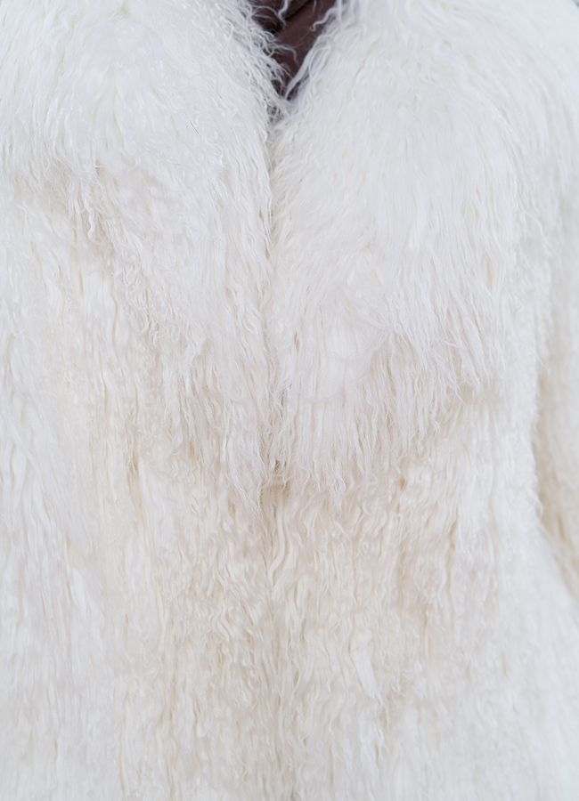 Женская шуба из меха ламы белого цвета модель № 30634 универмаг малина