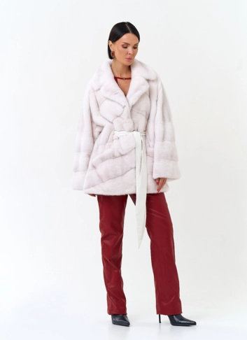 Шуба из меха норки белого цвета фото