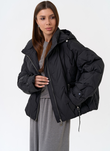 Женская куртка с капюшоном в черном цвете