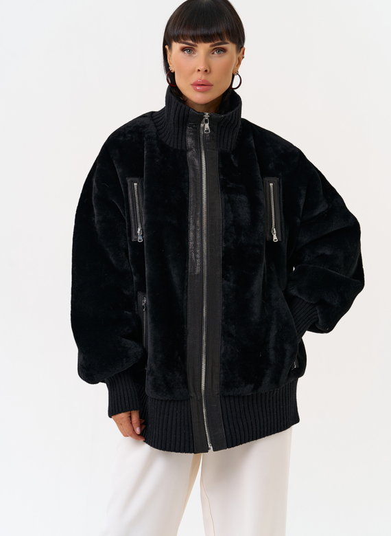 Женский бомбер из овчины черного цвета