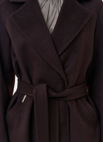 Женское пальто коричневого цвета с поясом