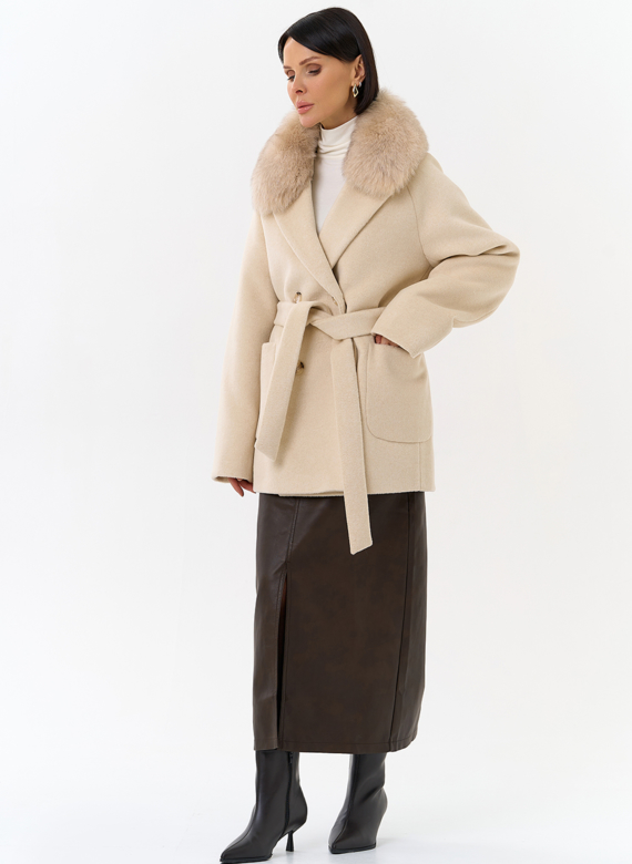 Женское утепленное пальто с отделкой из меха песца