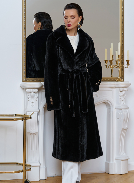 Шуба из меха норки с акцентными пуговицами