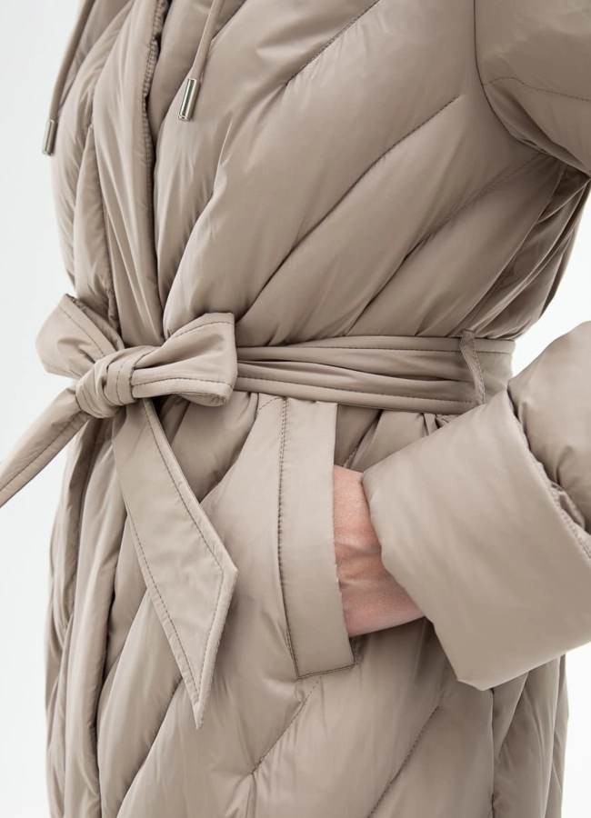 Женский пуховик бежевого цвета с капюшоном модель № 31121 универмаг малина