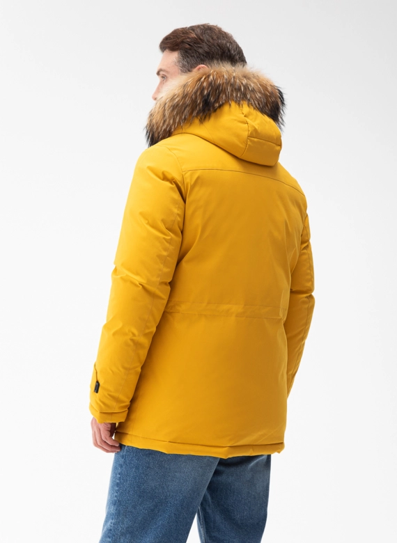 Мужской пуховик с капюшоном из меха енота