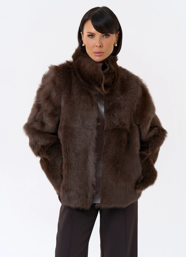 Женская короткая дубленка с воротником стойкой модель № 31928 меха малина фото