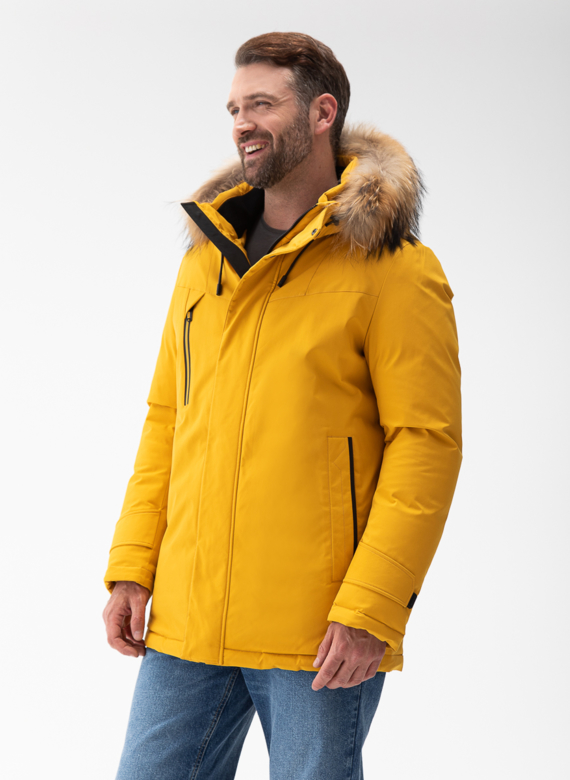 Мужской пуховик с капюшоном из меха енота