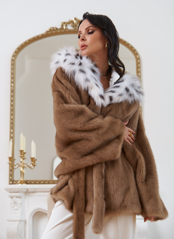 Женская шуба из меха норки с капюшоном 